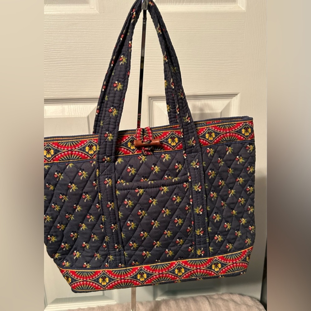 Vera Bradley Bag. 14X9 in. Good condition. 1 outside & 3 inside pockets